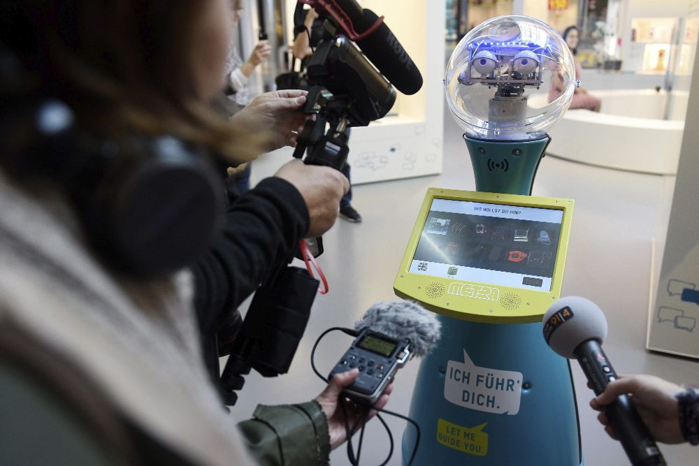 Tim, un robot que trabaja en el Museo de Tecnología de Berlín, guía a los visitantes por el museo.