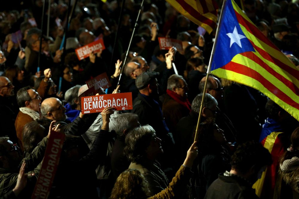 Un millar de personas se han concentrado esta noche ante el ayuntamiento de Barcelona, al igual que otras muchas localidades catalanas, convocadas por las entidades soberanistas, en apoyo a la presidenta del Parlament, Carme Forcadell.