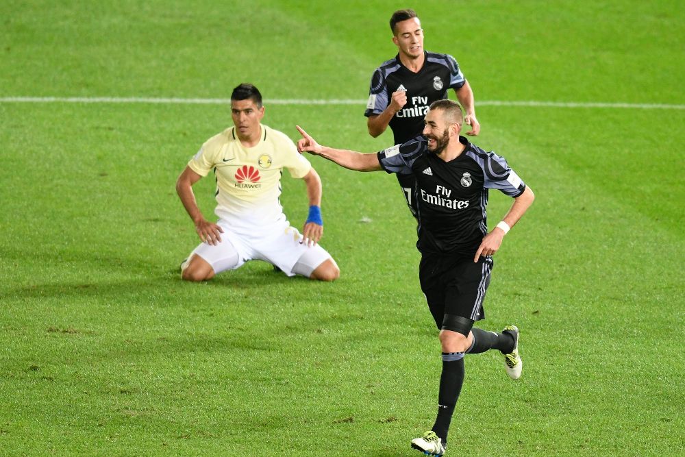 El jugador francés Real Madrid Karim Benzemá (dcha, delante), muestra su alegría tras marcar un gol durante el partido de semifinales del Mundial de clubes entre el Real Madrid y el Club América de México.