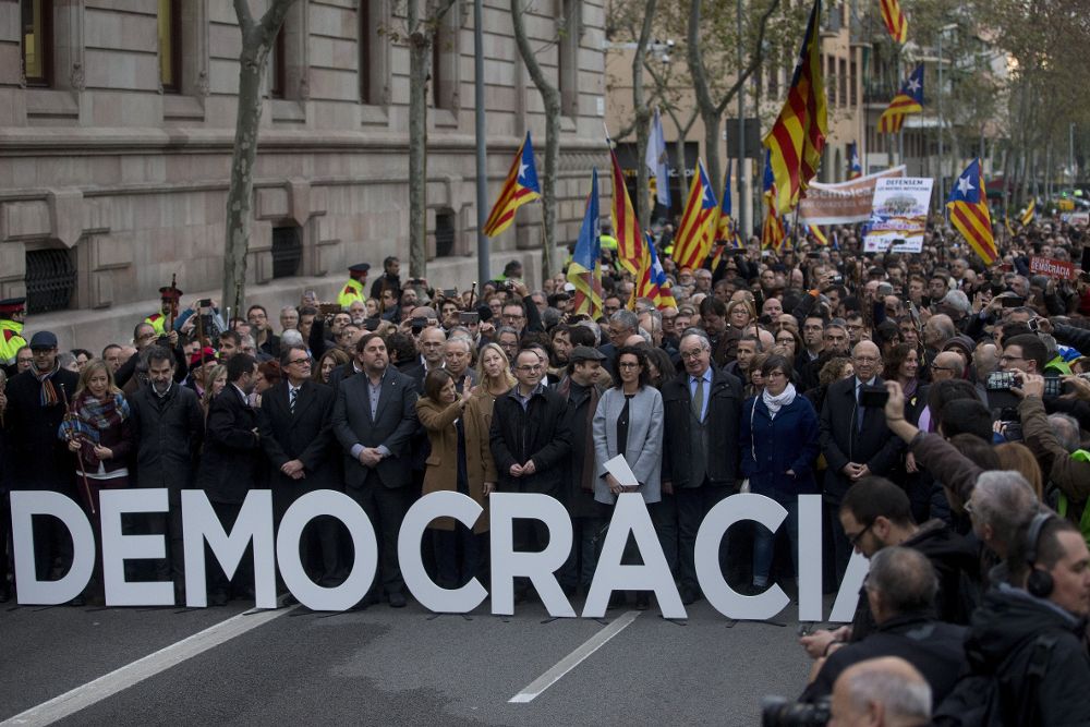La presidenta del Parlament, Carme Forcadell (c), acompañada por miembros del gobierno catalán, otros cargos electos del soberanismo y miembros de entidades independentistas, a su llegada al Tribunal Superior de Justicia de Cataluña.