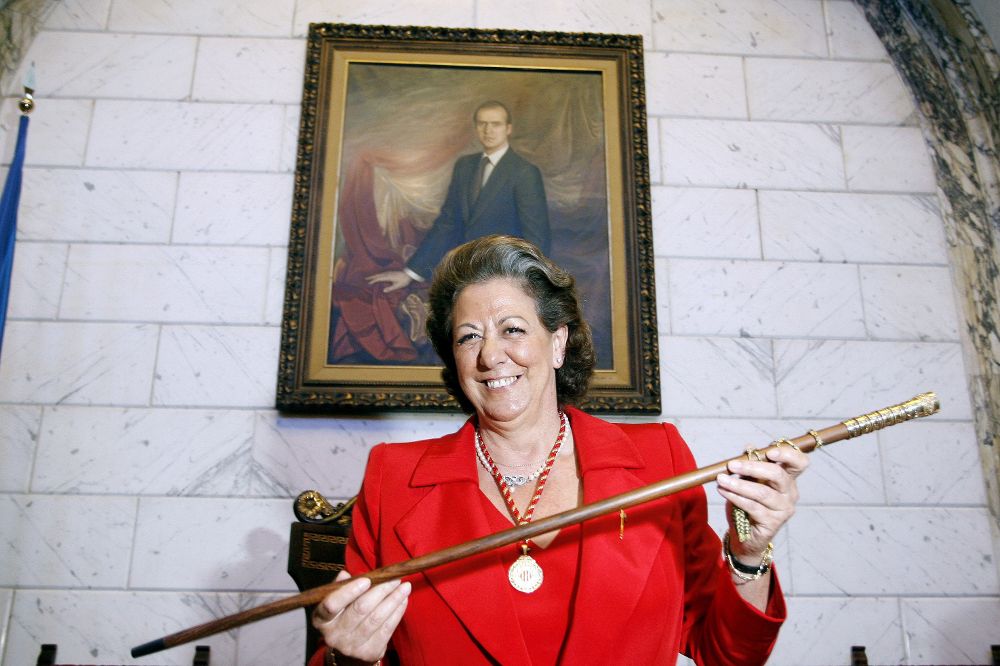 07, mostrando el bastón de mando en la la sesión constitutiva del Ayuntamiento de Valencia. 