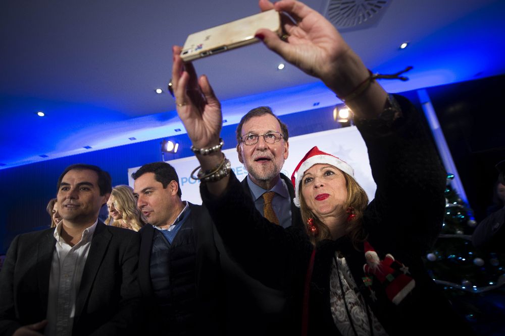 El presidente del Gobierno y del PP, Mariano Rajoy (2d), posa para una foto junto al presidente del PP andaluz, Juanma Moreno (2i), y el presidente del PP de Córdoba y secretario de Estado de Seguridad, José Antonio Nieto (i), durante la tradicional Copa de Navidad que organiza el PP de Córdoba.