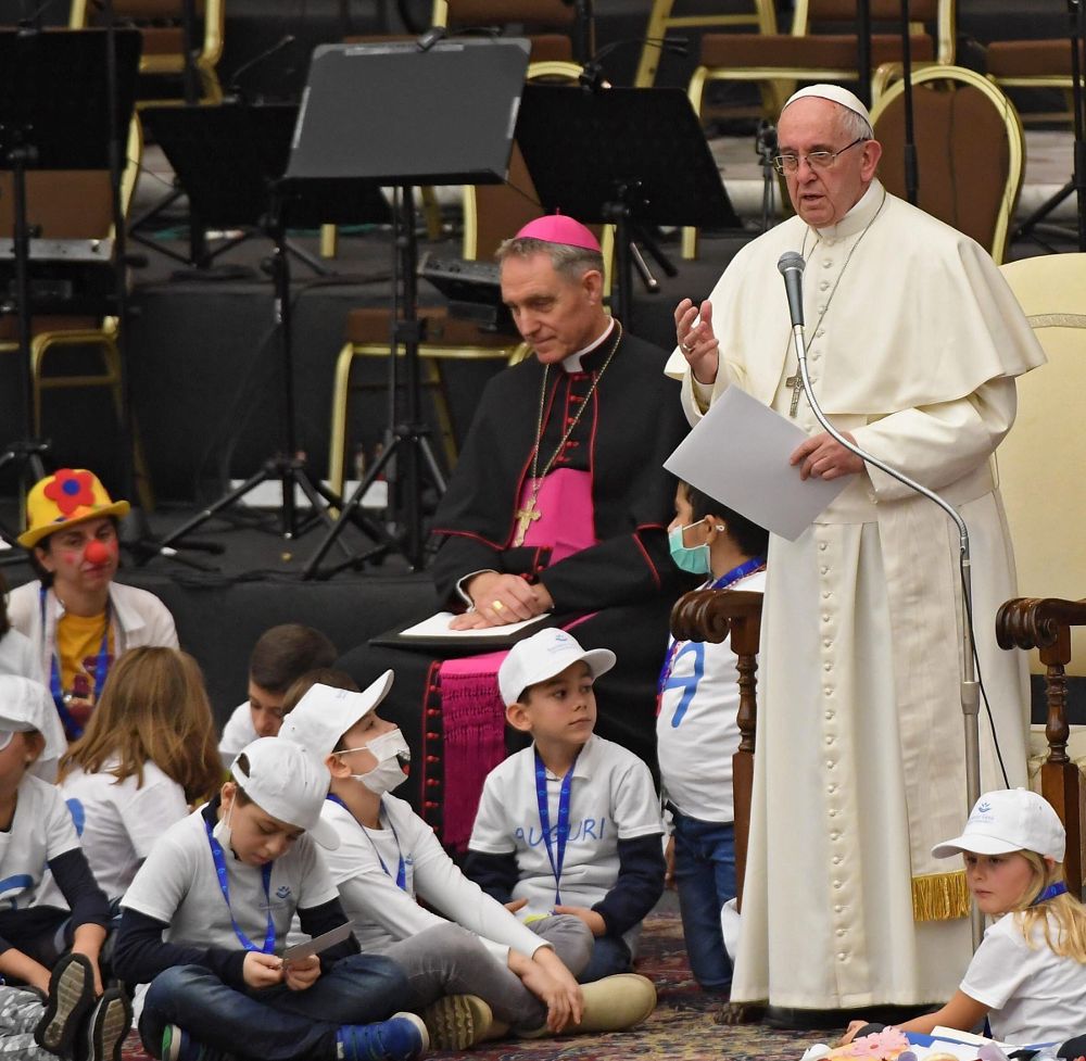 El papa Francisco (dcha) recibe a pacientes y trabajadores del hospital infantil Bambino Gesu en el Salón Nervi del Vaticano, el 15 de diciembre de 2016.