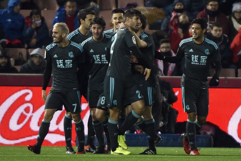 El delantero de la Real Sociedad Juanmi Jiménez (i) celebra con sus compañeros el segundo gol ante el Granada.