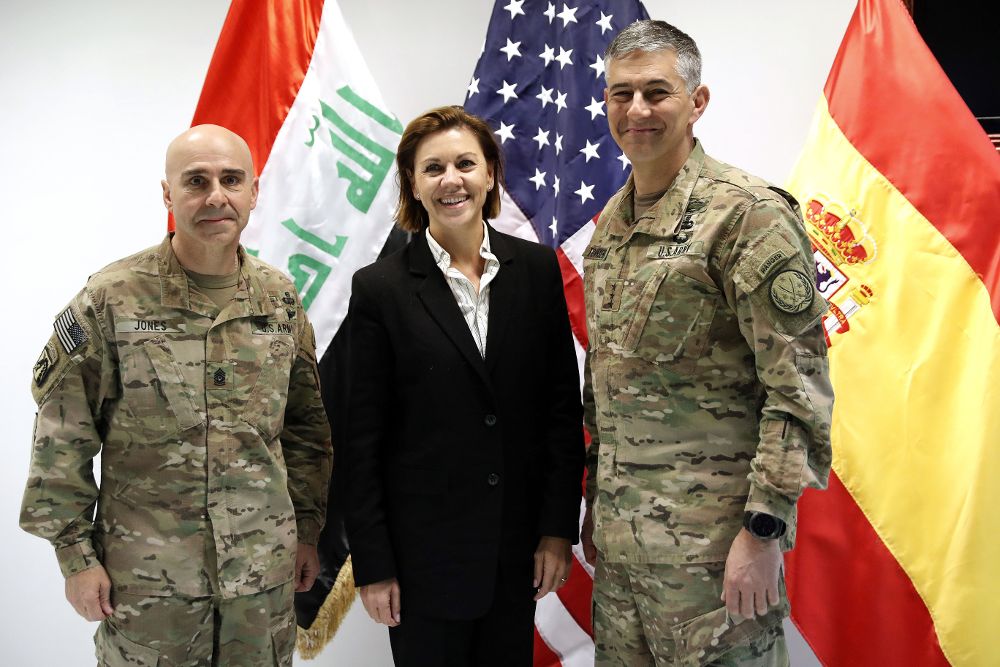 La ministra de defensa, María Dolores de Cospedal, con el comandante de la misión militar estadounidense contra el EI, el teniente general Stephen Townsend (d), y el segundo general jefe de división, el británico Ruper Jones (i), a su llegada a Bagdad.