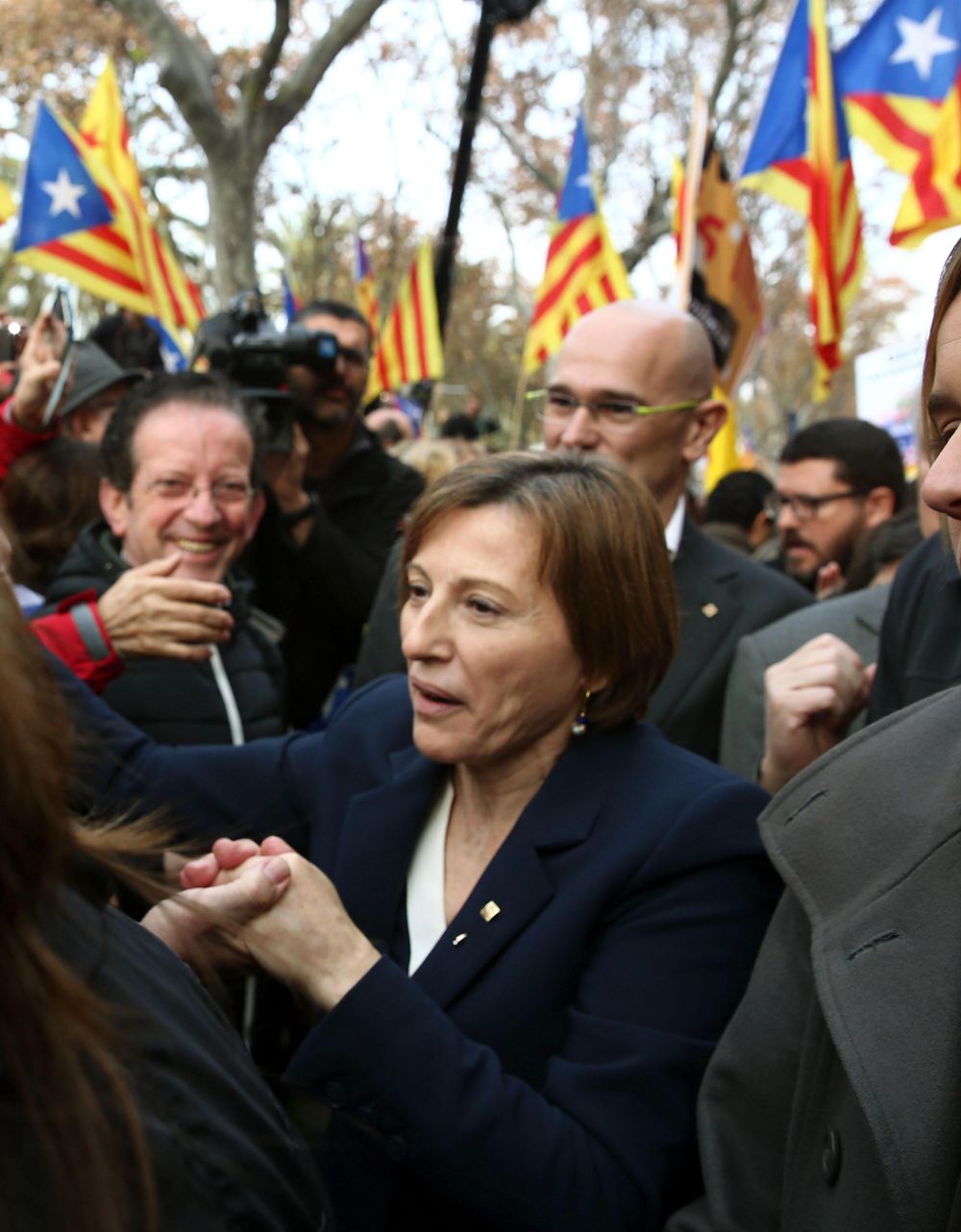 La presidenta del Parlament, Carme Forcadell, saluda a los simpatizantes que la apoyaban en la puerta tras declarar ante el Tribunal Superior de Justicia de Cataluña.