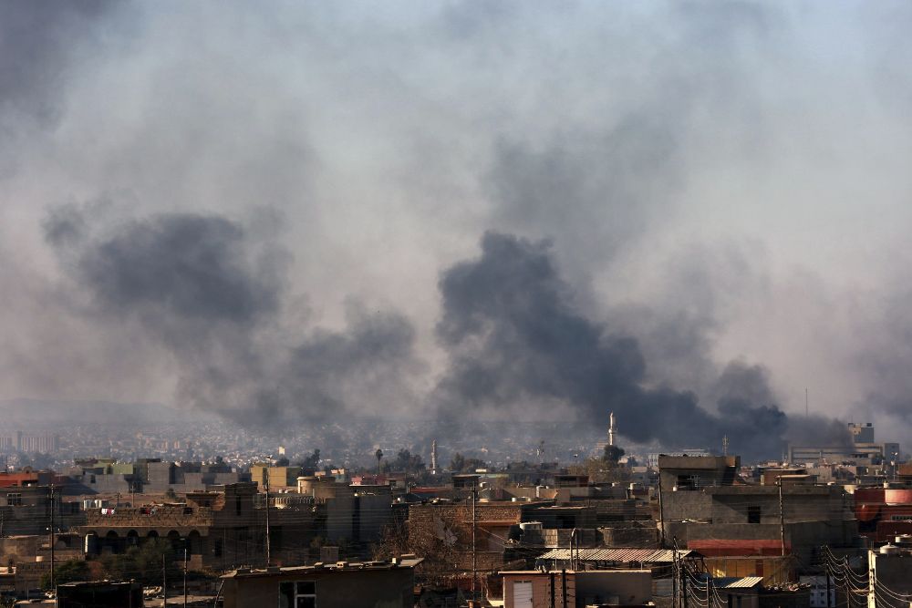 Vista del humo producido por los combates entre soldados iraquíes y miembros del Estado Islámico (EI) en el distrito de Al Salam, al sureste de Mosul, Irak. 