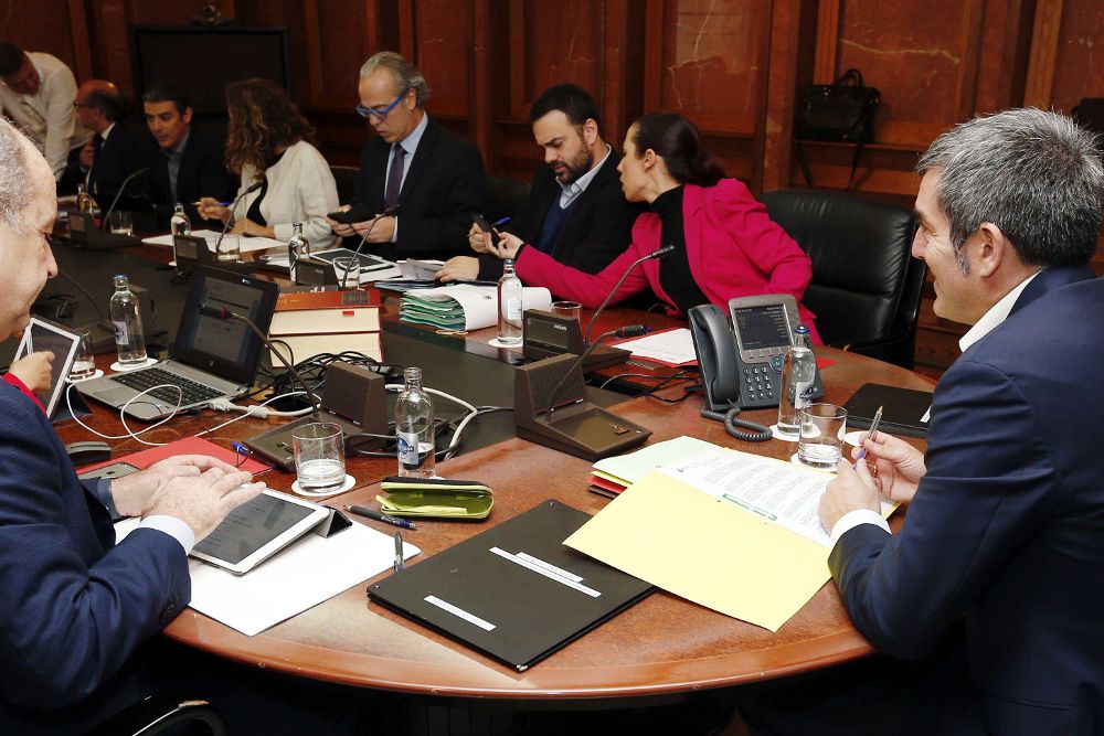 El presidente del Gobierno de Canarias, Fernando Clavijo (d), la vicepresidenta, Patricia Hernández (2d) y los consejeros durante la reunión del consejo de Gobierno, celebrada hoy en Las Palmas de Gran Canaria.