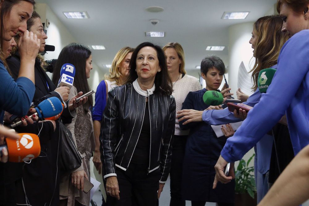 Las diputadas socialistas Margarita Robles (c), Susana Sumelzo (detrás, i) y Zaida Cantero (detrás,d), tres de los ocho diputados del PSOE que rompieron la disciplina de voto en la investidura de Mariano Rajoy.