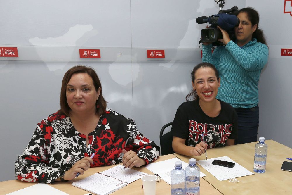 La vicepresidenta del Gobierno de Canarias, Patricia Hernández (d), y la secretaria de Organización del PSOE de Canarias, Marian Franquet (i).