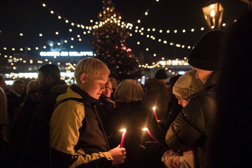 Un grupo de personas participa el martes 20 de diciembre de 2016, de una vigilia para rendir tributo a las víctimas del ataque terrorista en Berlín.