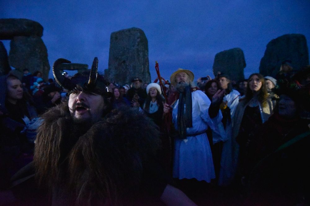 Centenares de personas se congregan en el conjunto megalítico de Stonehenge, situado en el suroeste de Inglaterra, Reino Unido, para celebrar el solsticio de invierno hoy, 21 de diciembre de 2016. 