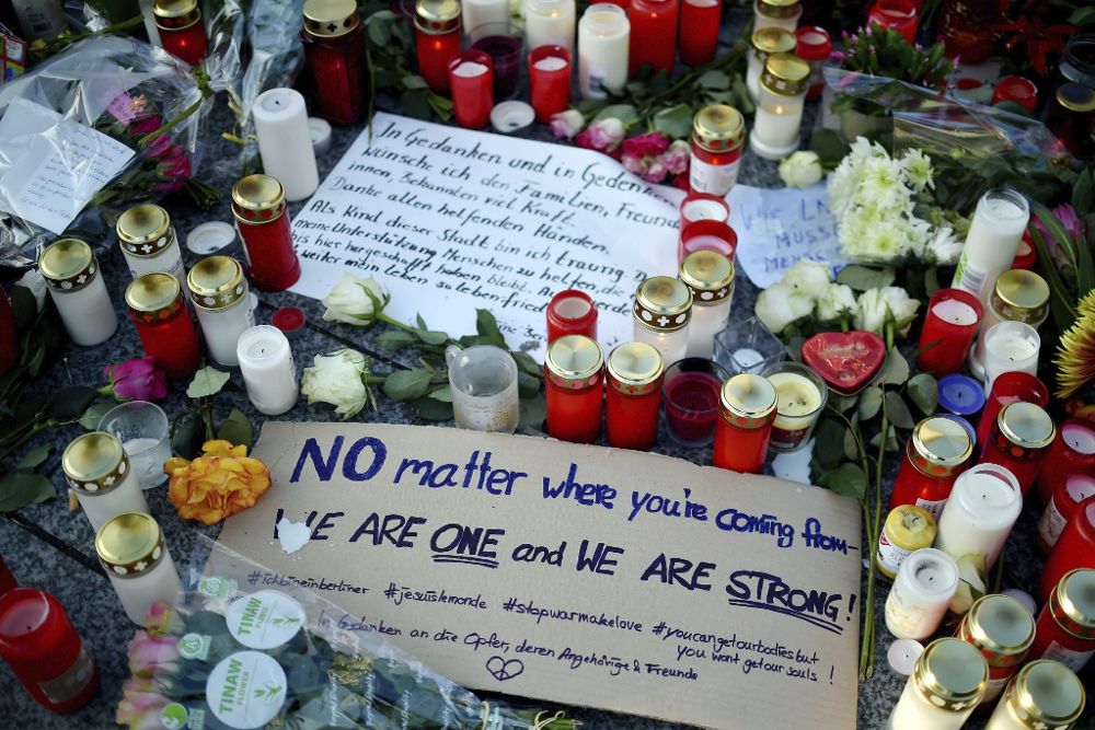 Velas y flores colocadas como homenaje a las víctimas del atentado en Berlín.