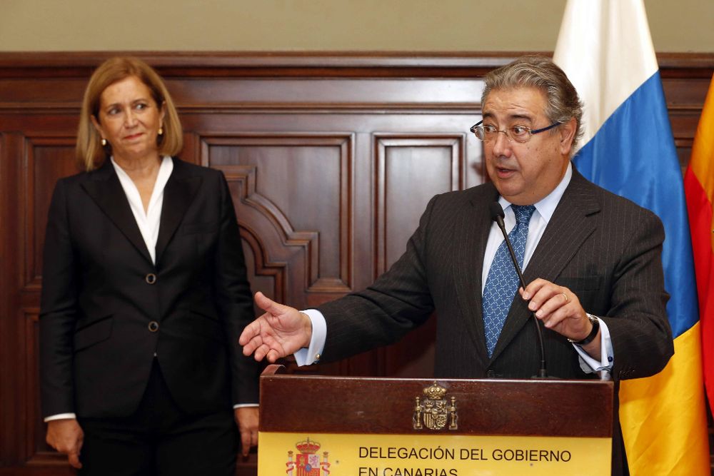 El ministro del Interior, Juan Ignacio Zoido, y la nueva delegada del Gobierno en Canarias, Mercedes Roldós, durante el acto de toma de posesión de su cargo, celebrado hoy en Las Palmas de Gran Canaria.