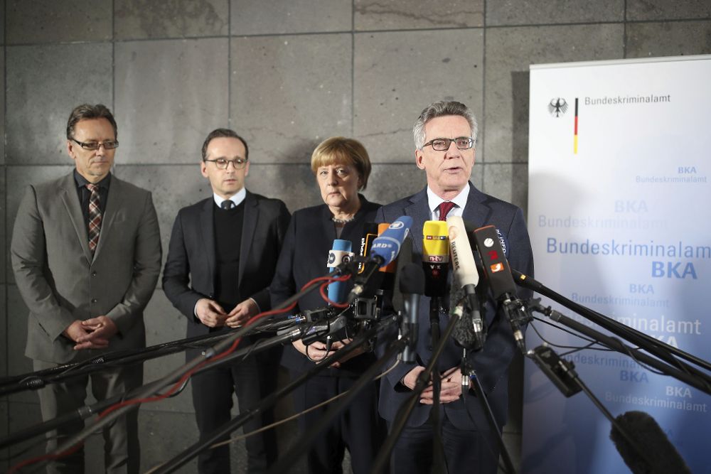 El ministro del Interior alemán Thomas de Maizière (d) da una rueda de prensa junto a la canciller alemana Angela Merkel, el ministro de Justicia Heiko Maas (2i) y el director de la Oficina Federal de lo Criminal, Holger Münch.