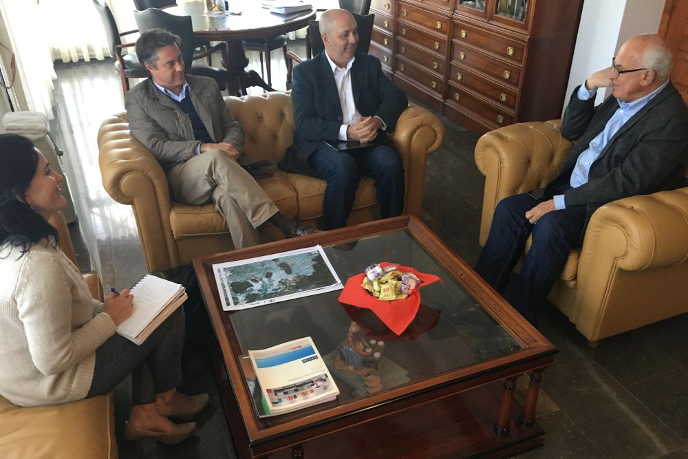Reunión entre el alcalde de La Oliva y el director general de Aguas del Gobierno de Canarias, acompañados de otros representantes municipales. 