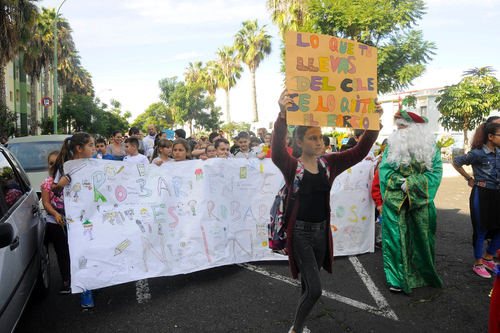 La marcha escolar recorrió ayer el barrio de La Vera, en el Puerto de la Cruz.ÁNGEL HERNÁNDEZ