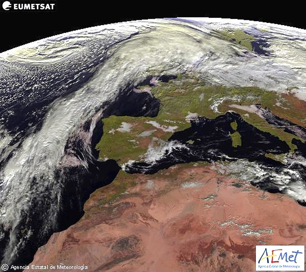 Imagen tomada por el satélite Meteosat para la Agencia Estatal de Meteorología que prevé para mañana, sábado, cielo poco nuboso en prácticamente toda la península.