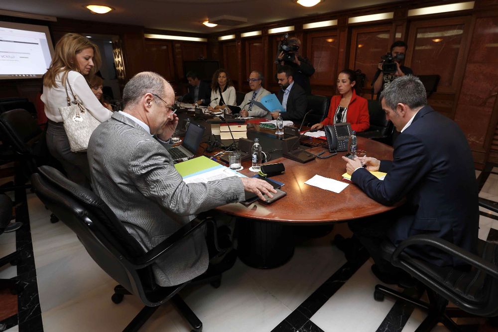 El presidente del Gobierno de Canarias, Fernando Clavijo (d); la vicepresidenta, Patricia Hernández (2d), y los consejeros de Economía, Pedro Ortega (2i); y de Hacienda, Rosa Dávila (i), durante una reunión del Consejo de Gobierno.