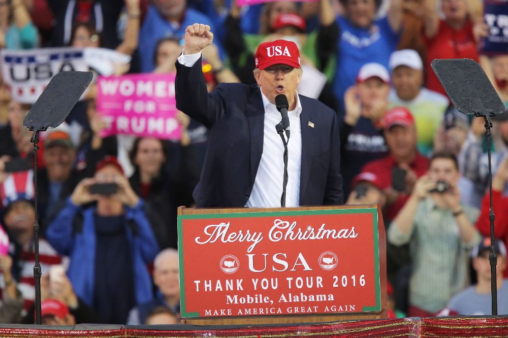 Donald Trump habla a los asistentes a un mitin en el Ladd-Peebles Stadium, en Mobile, Alabama, dentro de la gira para dar las gracias a sus votantes.