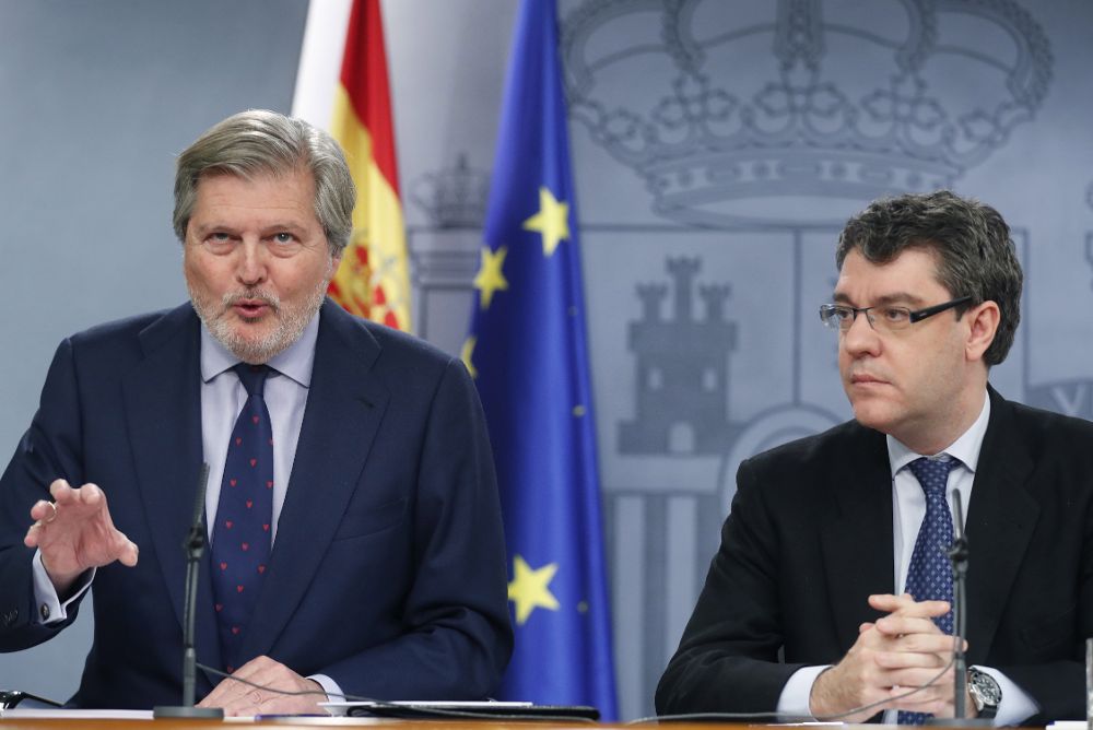 El portavoz del Ejecutivo, Iñigo Méndez de Vigo (izda), acompañado del ministro de Energía, Álvaro Nadal, durante la rueda de prensa ofrecida tras la reunión del Consejo de Ministros.