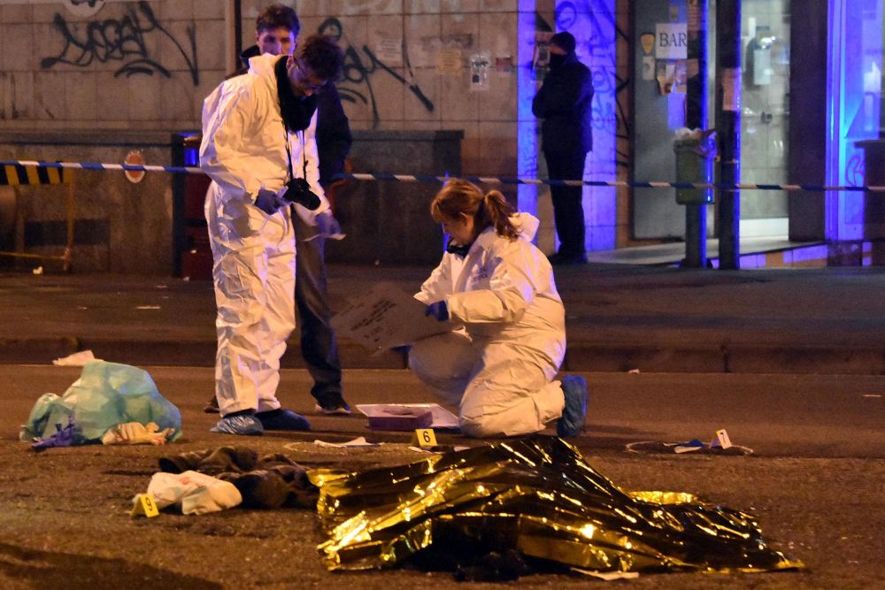 Expertos forenses trabajan junto al cuerpo sin vida del tunecino de 24 años sospechoso de cometer el atentado de Berlín, Anis Amri, tras ser abatido en un tiroteo con la Policía italiana en la ciudad de Milán.