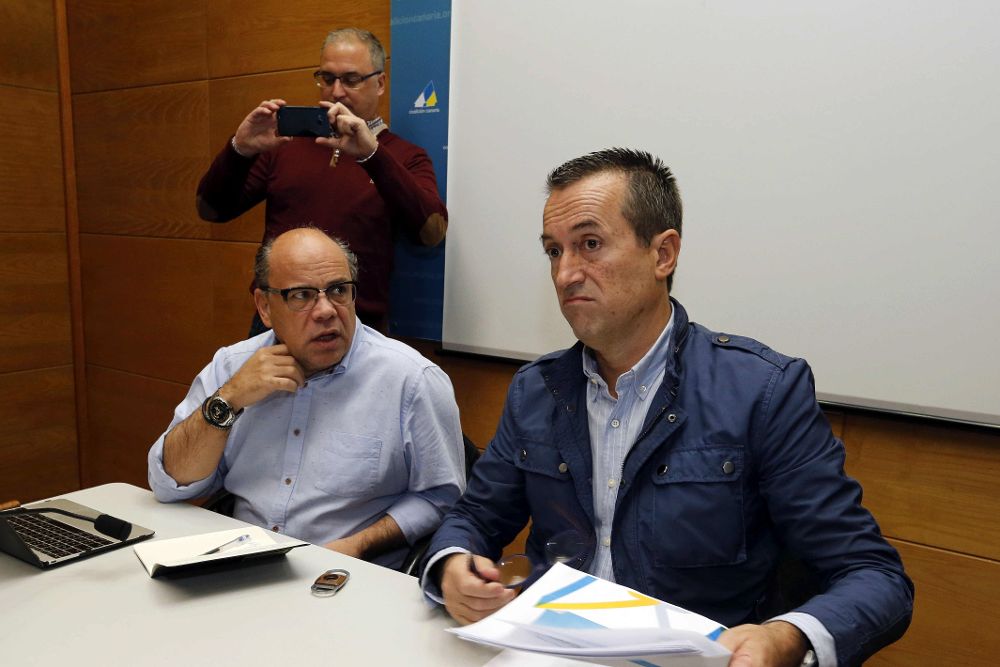 Los dirigentes de Coalición Canaria José Miguel Ruano (d) y José Miguel Barragán (i), durante la última reunión del Consejo Político Nacional de Coalición Canaria.