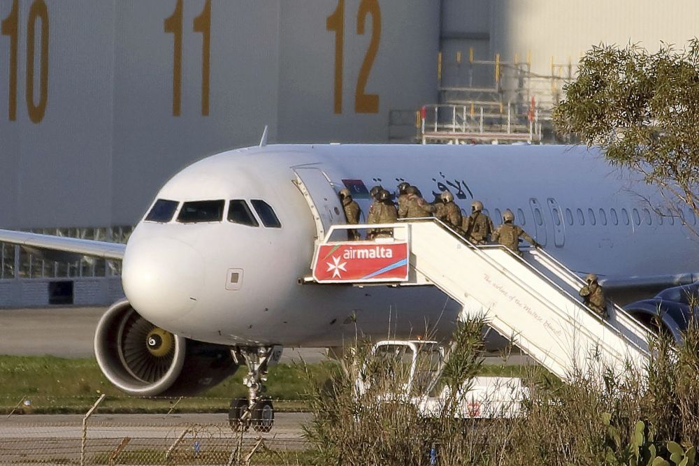 Miembros de las fuerzas especiales acceden al avión de la compañía libia Afriqiyah Airways.