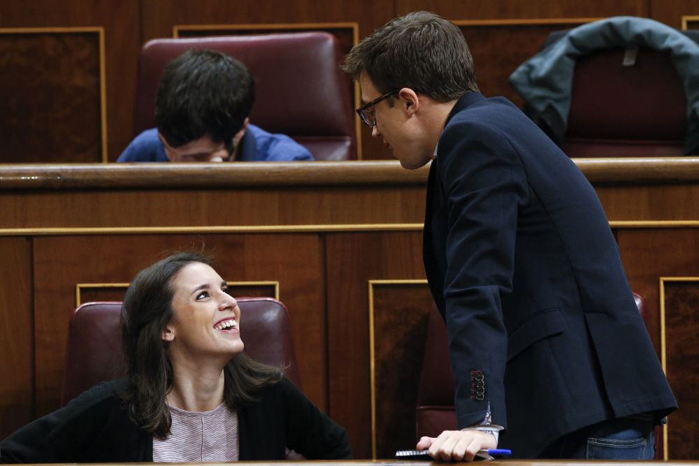 El portavoz de Podemos en el Congreso, íñigo Errejón, conversa con la portavoz adjunta, Irene Montero.