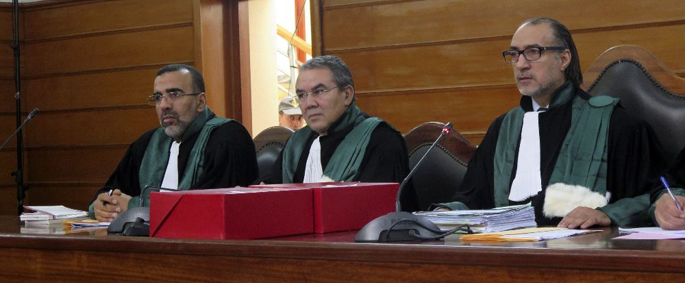 El juez Yusuf al Alqauí (d), y dos de sus ayudantes, durante el macrojuicio a los 24 independentistas saharauis.