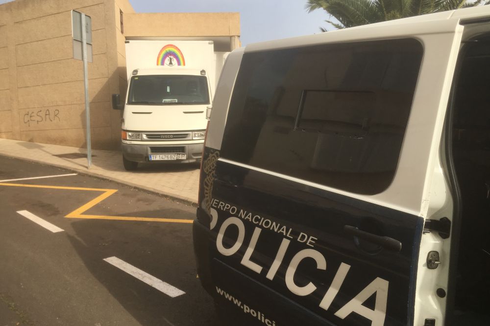 Un furgón policial junto al camión de la ONG Sonrisas del Suroeste, junto a su sede de Santa María del Mar.