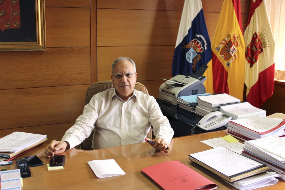 El presidente del Cabildo de La Gomera, Casimiro Curbelo, durante la entrevista con Efe.