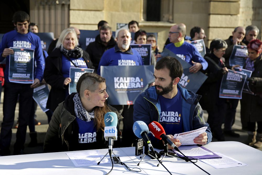 Los portavoces de la iniciativa "Kalera Kalera", la campaña de movilizaciones impulsada por expresos en apoyo a los reclusos de ETA, durante la conferencia de prensa que han ofrecido hoy en Pamplona.