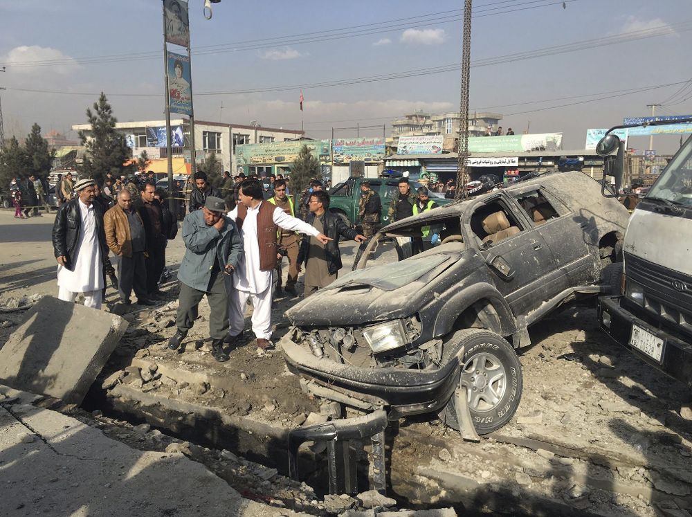 Oficiales afganos inspeccionan el lugar donde se ha producido una explosión en Kabul (Afganistán).