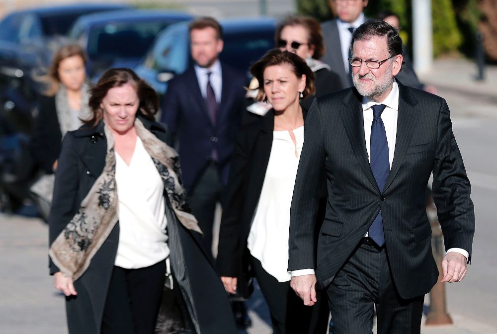 El presidente del Gobierno, Mariano Rajoy, acompañado por la ministra de Defensa, María Dolores de Cospedal (c), y su esposa Elvira Fernández (i).