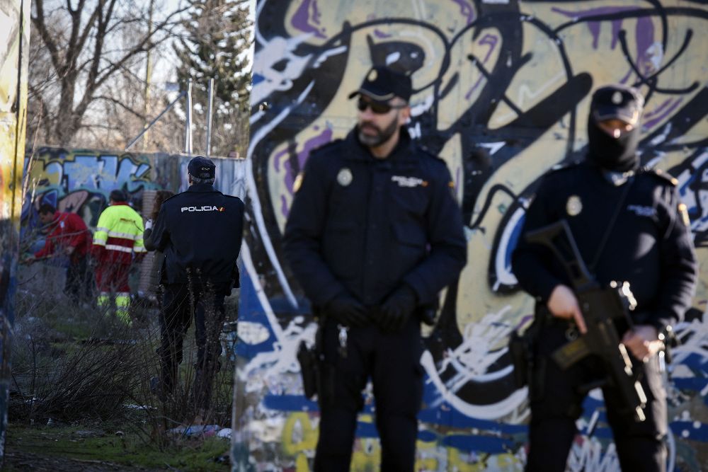 Agentes de la Policía Nacional permanecen en las inmediaciones de la cabaña situada en el barrio de Vallecas cerca de la autovía de Valencia (A3) que empleaban los dos jóvenes detenidos en Madrid como presuntos yihadistas. 