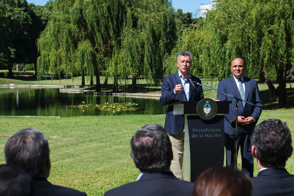 Mauricio Macri (i), junto al gobernador de Tucumán, durante un discurso en el que anuncian la inauguración del Parque Nacional del Bicentenario.