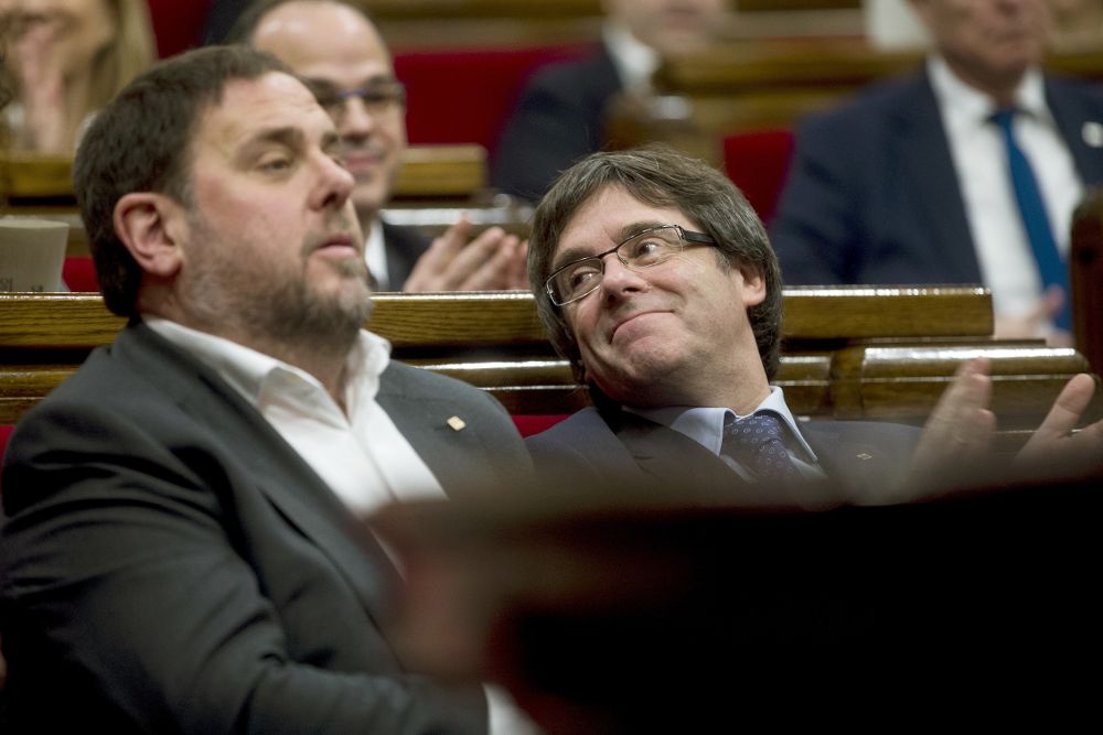 El vicepresidente del Govern y conseller de Economía Oriol Junqueras (i), junto al presidente de la Generaliat Carles Puigdemont (d), durante la última sesión plenaria del año.