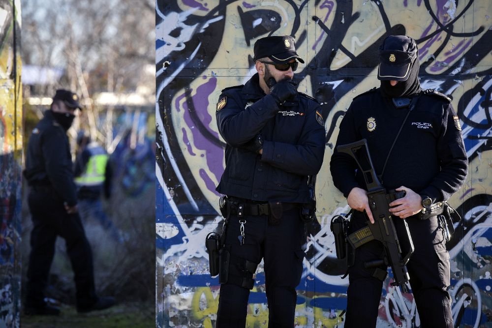 Agentes de la Policía Nacional permanecen en las inmediaciones de la cabaña situada en el barrio de Vallecas que empleaban los dos jóvenes detenidos en Madrid como presuntos yihadistas. 