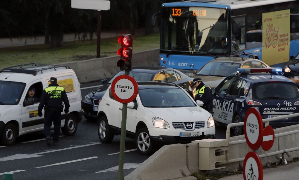 Controles policiales controlando el tránsito de vehículos a la entrada de Madrid a la altura de Moncloa.