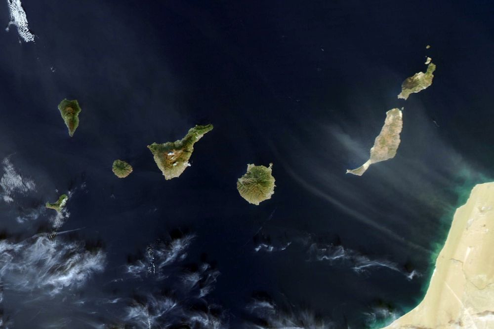 Foto tomada hoy entre entre las 13.05 y las 14.45 por el satélite Aqua de la NASA que muestra el avance de la calima sobre las islas.