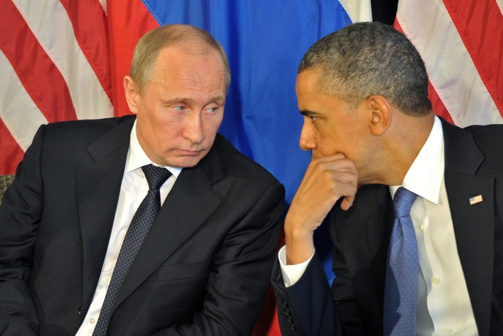 Foto de archivo tomada el 18 de junio de 2012 del presidente estadounidense, Barack Obama (dcha), mientras conversa con su homólogo ruso, Vladímir Putin.