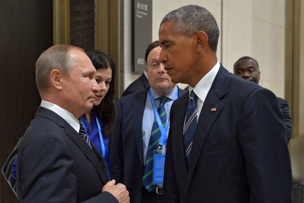 Foto tomada el 5 de septiembre de 2016 del presidente estadounidense, Barack Obama (dcha), mientras conversa con su homólogo ruso, Vladímir Putin, durante una reunión celebrada en el ámbito de la cumbre del G20 en Hangzhou (China).