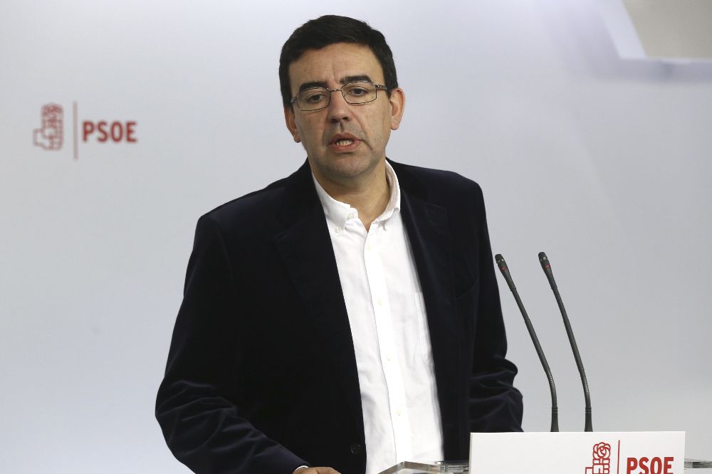 El portavoz de la Gestora del PSOE, Mario Jiménez, durante la rueda de prensa que ha ofrecido hoy .