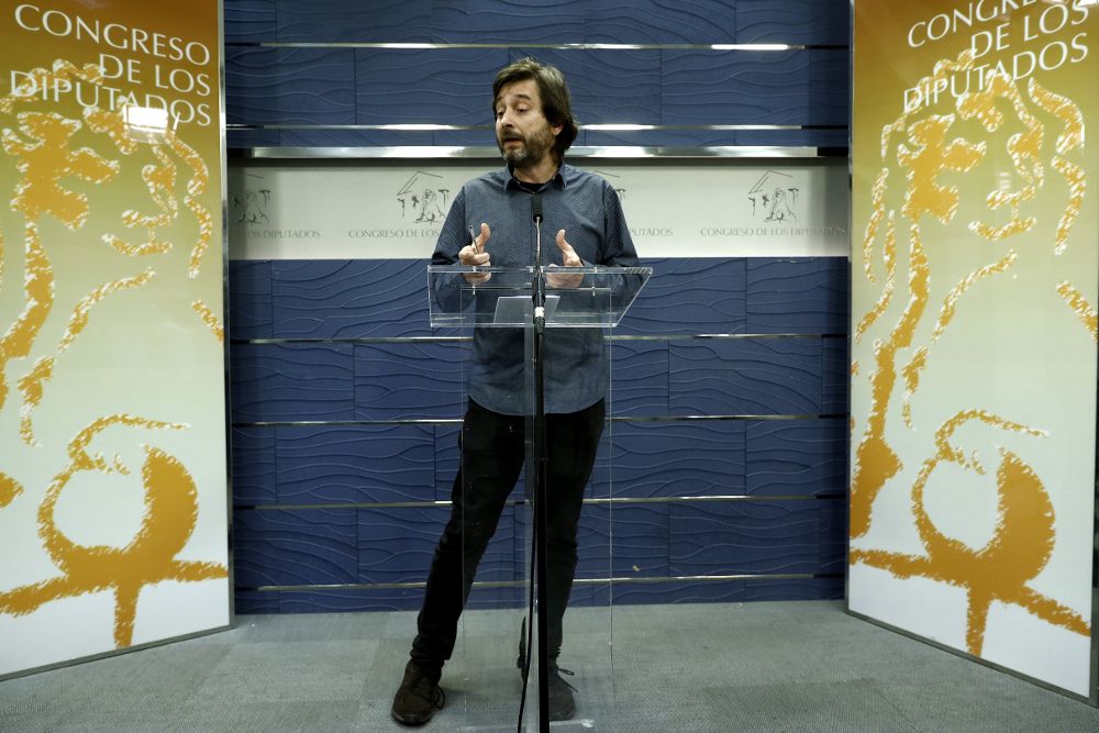 El responsable de Relaciones con la Sociedad Civil de Podemos, Rafael Mayoral, durante la rueda de prensa para responder al balance del año que ha hecho Mariano Rajoy.