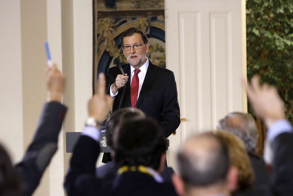 El presidente del Gobierno, Mariano Rajoy, durante la rueda de prensa que ha ofrecido hoy en el Palacio de la Moncloa para hacer balance del año y exponer sus perspectivas para 2017.