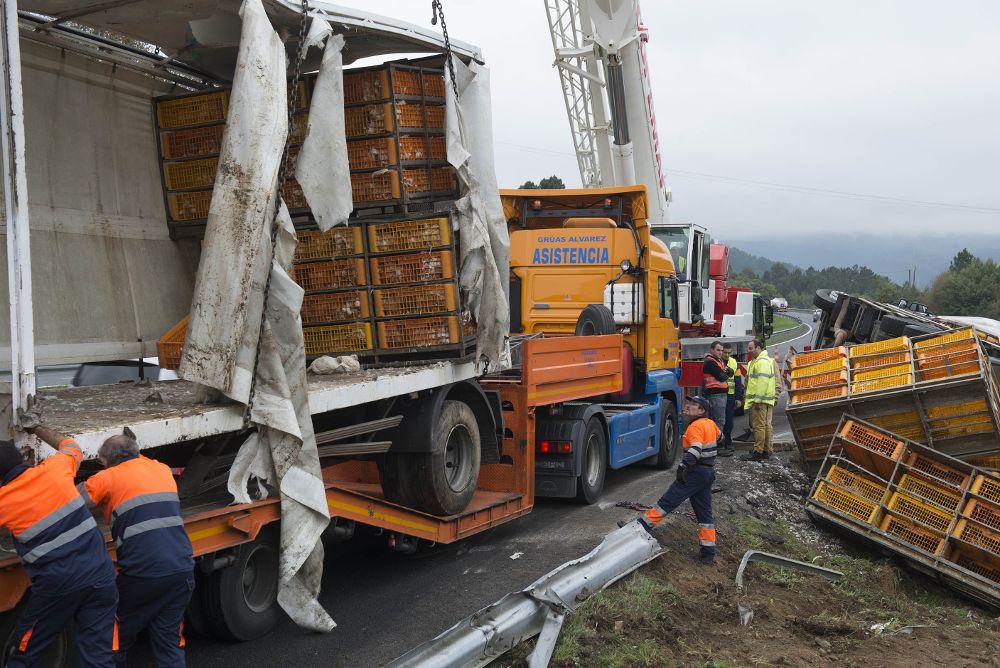 Un camión con remolque es izado tras volcar en la A-52, a la altura del término municipal de Toén (Ourense).