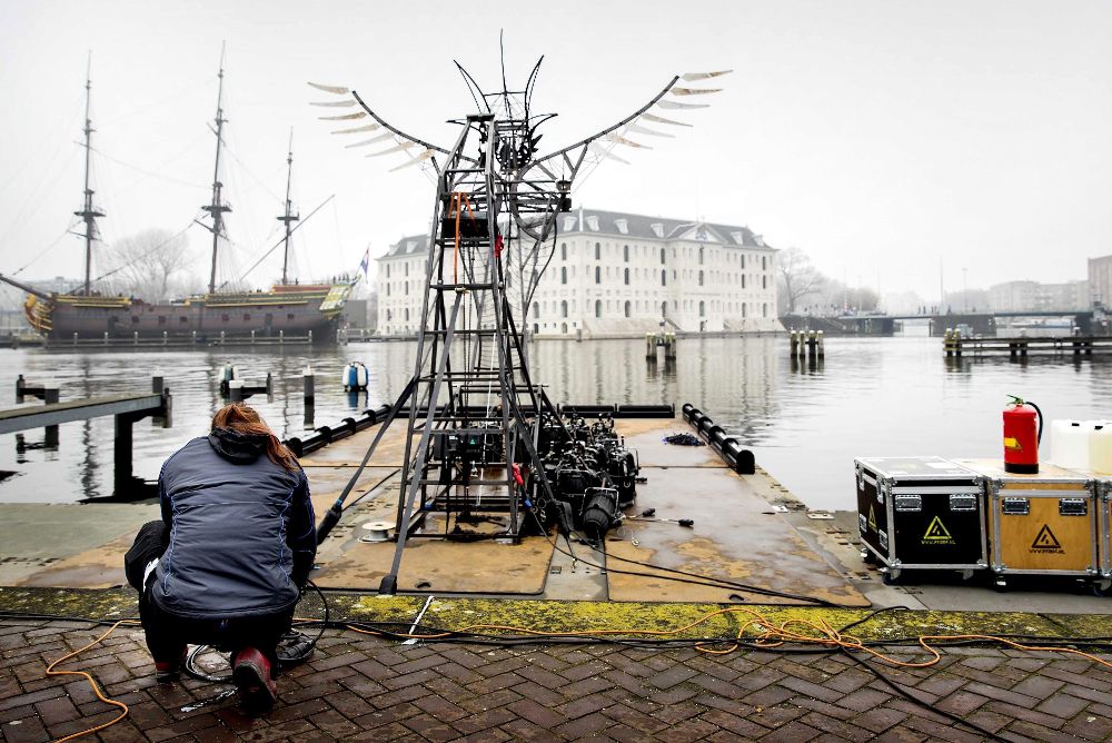 Una operaria trabaja en la instalación de los fuegos artificiales de año nuevo en el Museo Marítimo de Amsterdam, Holanda, hoy, 30 de diciembre.