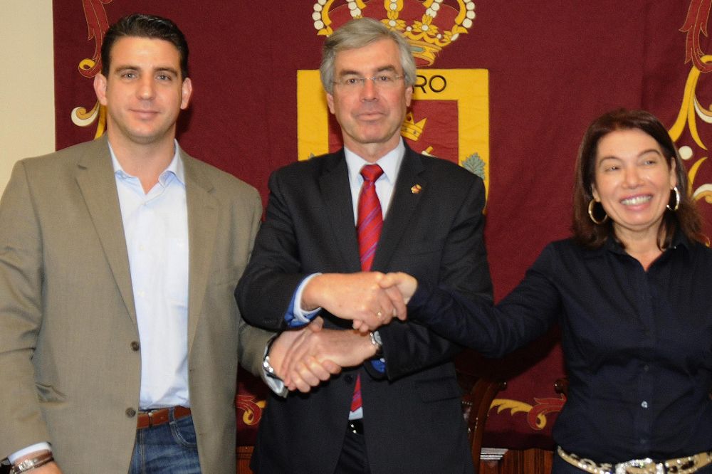 De izquierda a derecha, Carlos Medina (PSOE), Álvaro Dávila (CC) y Teresa Barroso (PP) en 2012, cuando pactaron el presupuesto municipal.