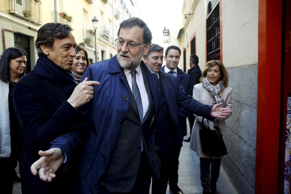 El presidente del Gobierno y del del Partido Popular, Mariano Rajoy, c., acompañado por Rafael Hernando, iz, y de varios diputados de su formación.